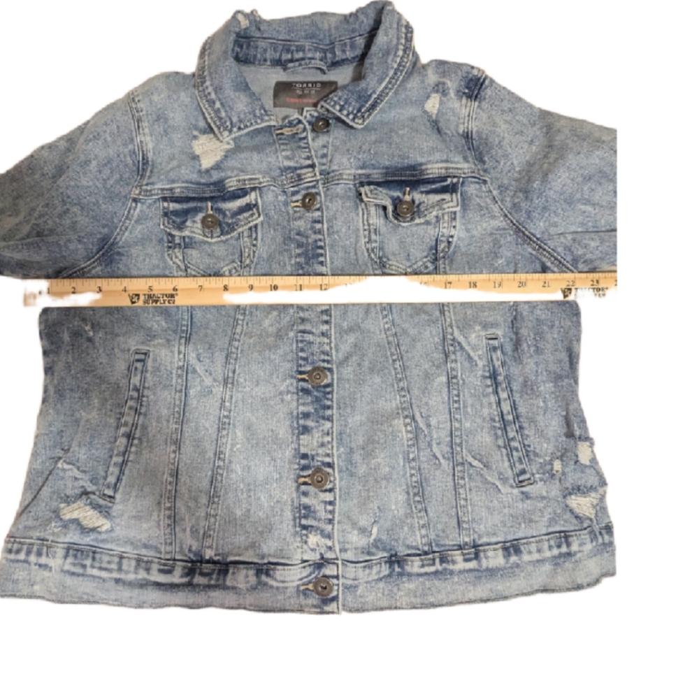 Torrid Deconstructed Trucker Denim Jacket Light Wash Distressed Size 2  18/20(5) - Picture 4 of 16